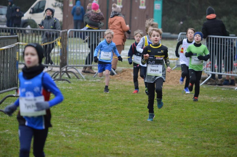 Afbeelding met buitenshuis, gras, persoon, schoeisel

Automatisch gegenereerde beschrijving