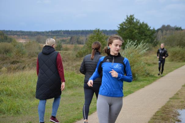 Afbeelding met buitenshuis, kleding, gras, persoon

Automatisch gegenereerde beschrijving