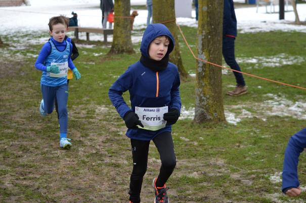 Afbeelding met buitenshuis, persoon, kleding, gras

Automatisch gegenereerde beschrijving