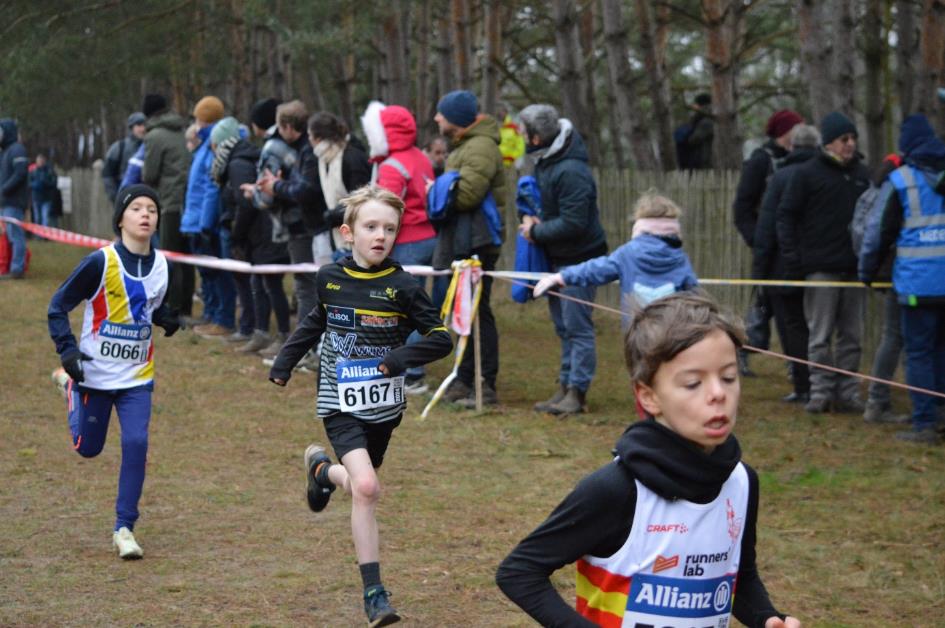 Afbeelding met buitenshuis, persoon, sport, boom

Automatisch gegenereerde beschrijving