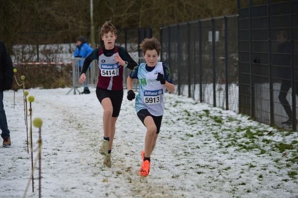 Afbeelding met buitenshuis, sport, persoon, boom

Automatisch gegenereerde beschrijving