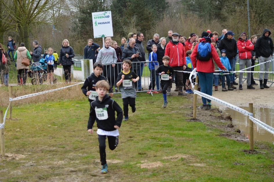 Afbeelding met buitenshuis, gras, persoon, boom

Automatisch gegenereerde beschrijving