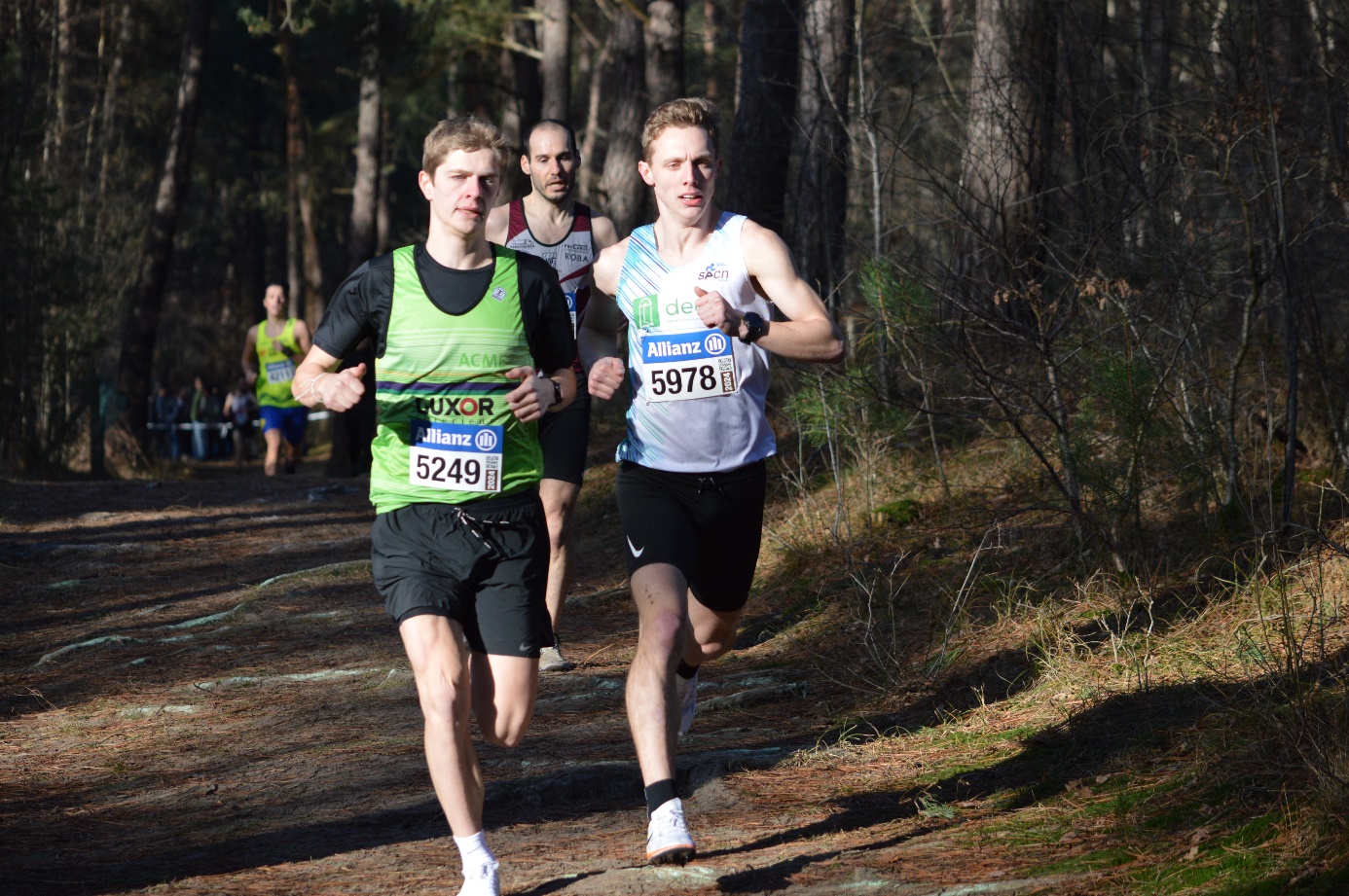 Afbeelding met buitenshuis, persoon, boom, atleet

Automatisch gegenereerde beschrijving