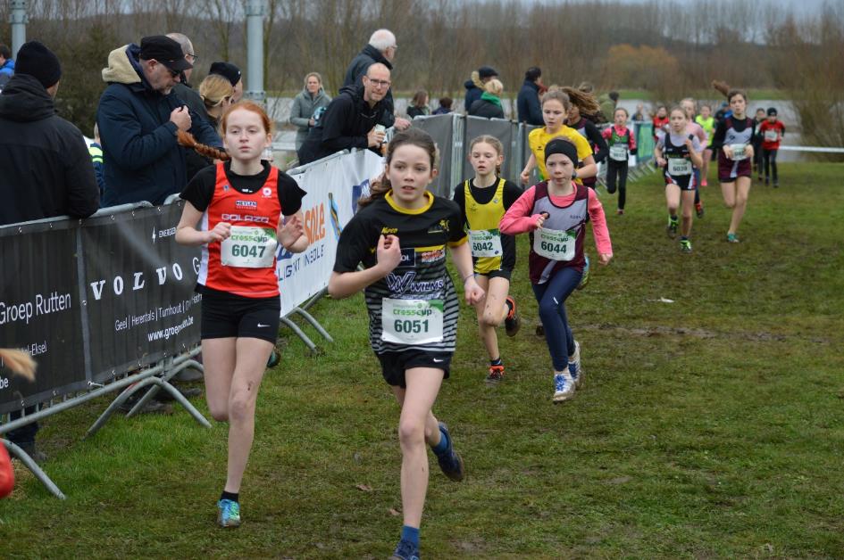 Afbeelding met gras, buitenshuis, persoon, sport

Automatisch gegenereerde beschrijving