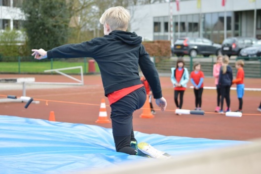 Afbeelding met atletiek, persoon, sport, buitenshuis

Automatisch gegenereerde beschrijving