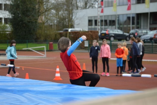 Afbeelding met atletiek, sport, buitenshuis, persoon

Automatisch gegenereerde beschrijving