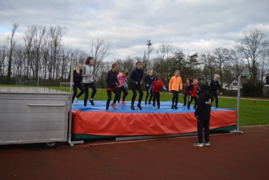 Afbeelding met buitenshuis, hemel, persoon, atletiek

Automatisch gegenereerde beschrijving