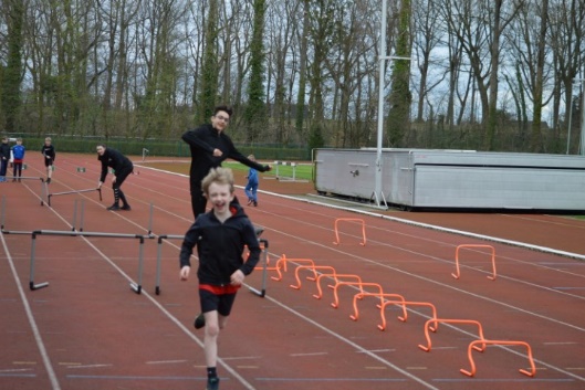 Afbeelding met buitenshuis, sport, persoon, boom

Automatisch gegenereerde beschrijving