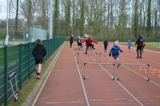 Afbeelding met buitenshuis, sport, Sport, persoon

Automatisch gegenereerde beschrijving