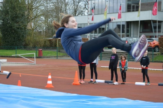 Afbeelding met persoon, atletiek, sport, buitenshuis

Automatisch gegenereerde beschrijving