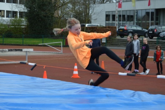 Afbeelding met persoon, atletiek, sport, buitenshuis

Automatisch gegenereerde beschrijving