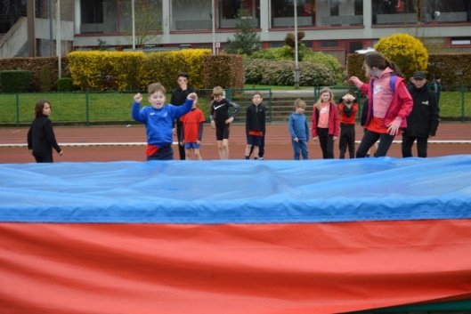 Afbeelding met persoon, buitenshuis, atletiek, mensen

Automatisch gegenereerde beschrijving