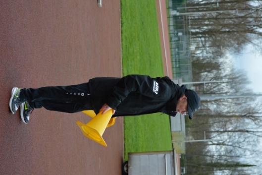 Afbeelding met persoon, buitenshuis, atletiek, schoeisel

Automatisch gegenereerde beschrijving