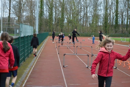 Afbeelding met persoon, buitenshuis, boom, sport

Automatisch gegenereerde beschrijving