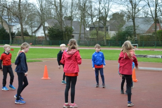 Afbeelding met schoeisel, buitenshuis, persoon, sport

Automatisch gegenereerde beschrijving