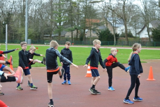 Afbeelding met schoeisel, buitenshuis, persoon, sport

Automatisch gegenereerde beschrijving