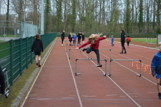 Afbeelding met sport, atletiek, buitenshuis, persoon

Automatisch gegenereerde beschrijving