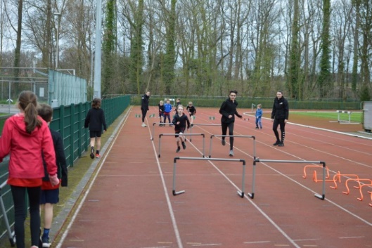 Afbeelding met sport, buitenshuis, persoon, boom

Automatisch gegenereerde beschrijving