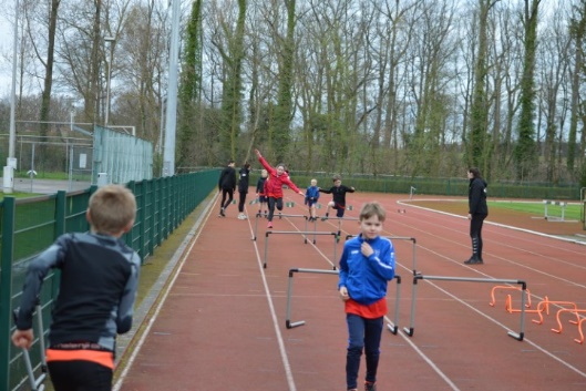 Afbeelding met sport, buitenshuis, persoon, boom

Automatisch gegenereerde beschrijving