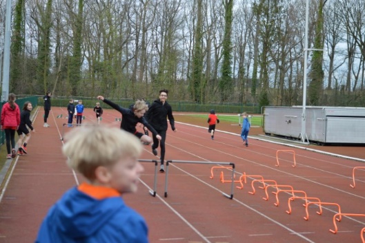 Afbeelding met sport, buitenshuis, persoon, boom

Automatisch gegenereerde beschrijving