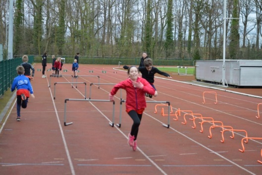 Afbeelding met sport, buitenshuis, persoon, schoeisel

Automatisch gegenereerde beschrijving