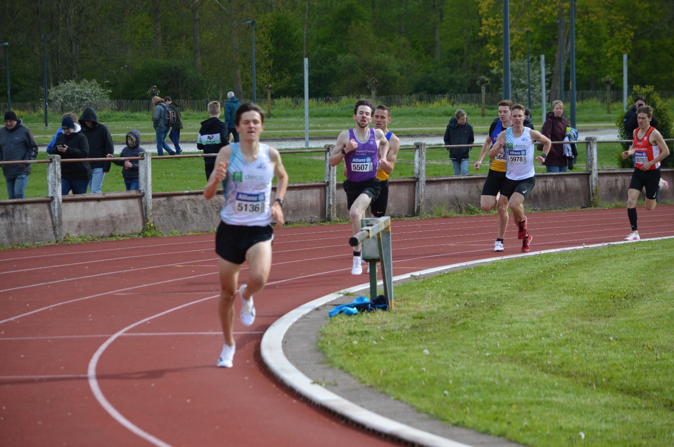 Afbeelding met atletiek, buitenshuis, sport, spoor

Automatisch gegenereerde beschrijving