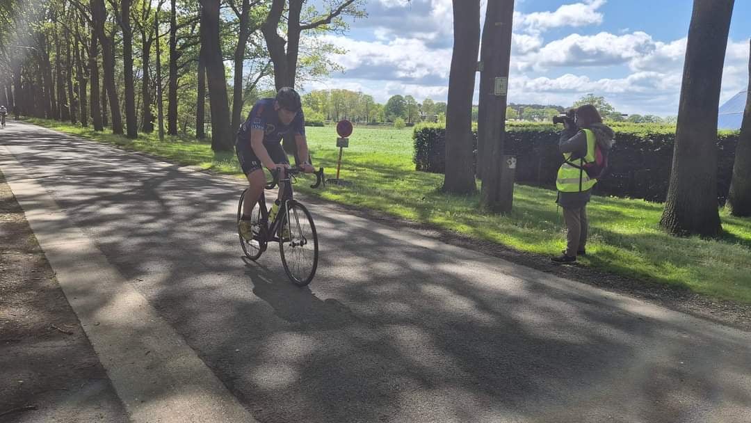 Afbeelding met buitenshuis, Fietswiel, hemel, wiel

Automatisch gegenereerde beschrijving