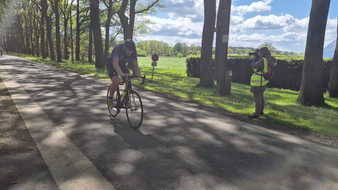 Afbeelding met buitenshuis, Fietswiel, hemel, wiel

Automatisch gegenereerde beschrijving