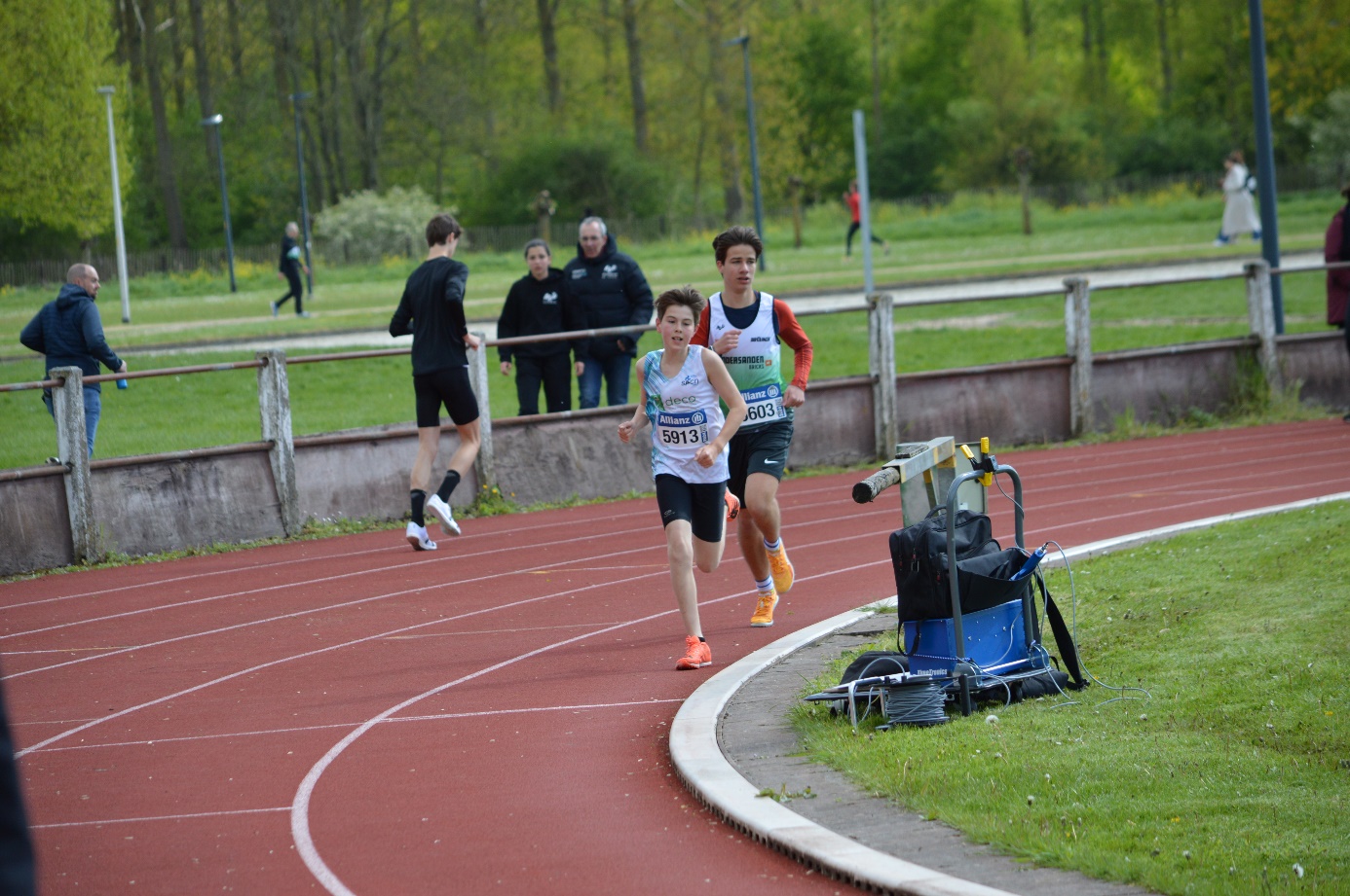 Afbeelding met buitenshuis, sport, atletiek, persoon

Automatisch gegenereerde beschrijving