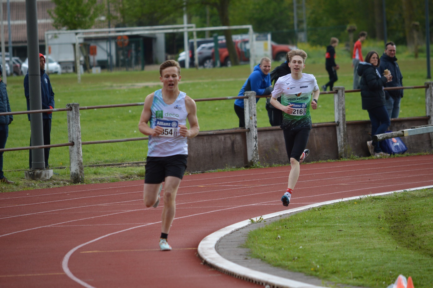 Afbeelding met buitenshuis, sport, atletiek, persoon

Automatisch gegenereerde beschrijving