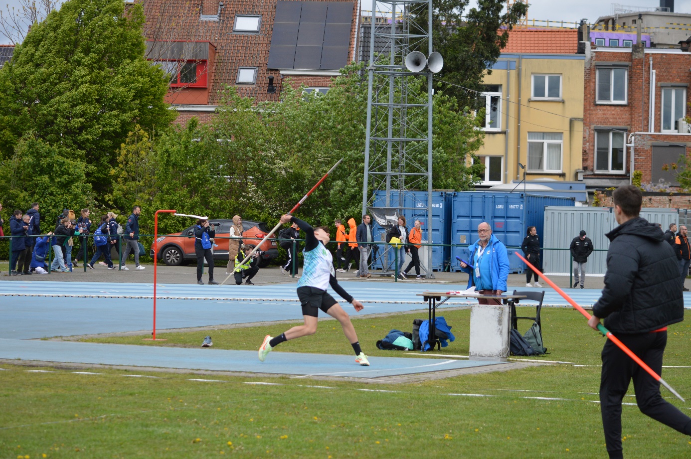 Afbeelding met buitenshuis, sport, schoeisel, persoon

Automatisch gegenereerde beschrijving