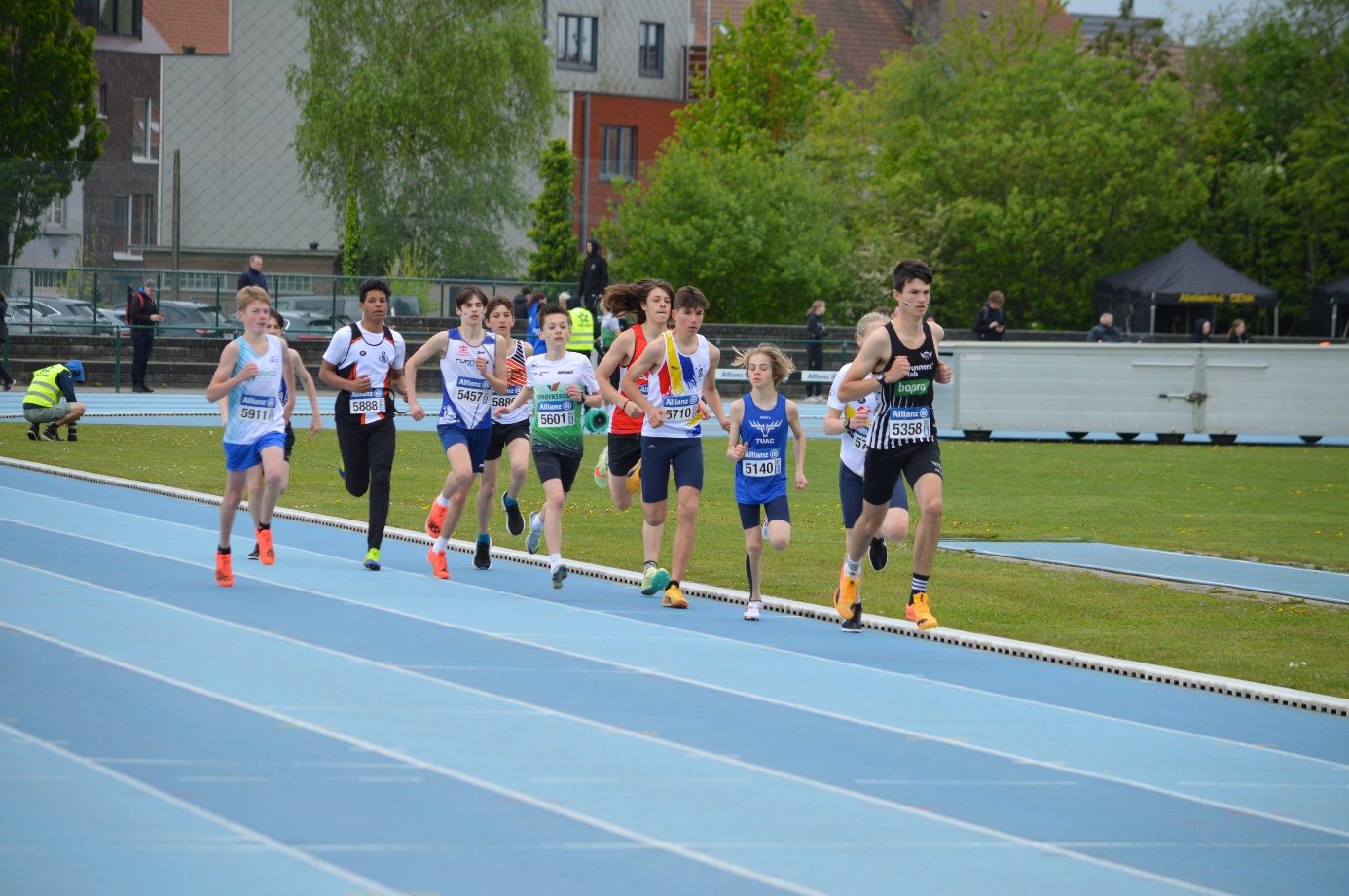 Afbeelding met sport, atletiek, buitenshuis, persoon

Automatisch gegenereerde beschrijving