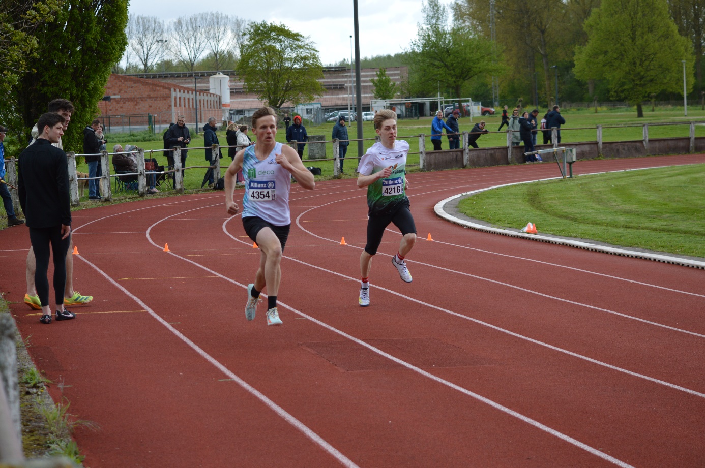 Afbeelding met sport, buitenshuis, atletiek, spoor

Automatisch gegenereerde beschrijving