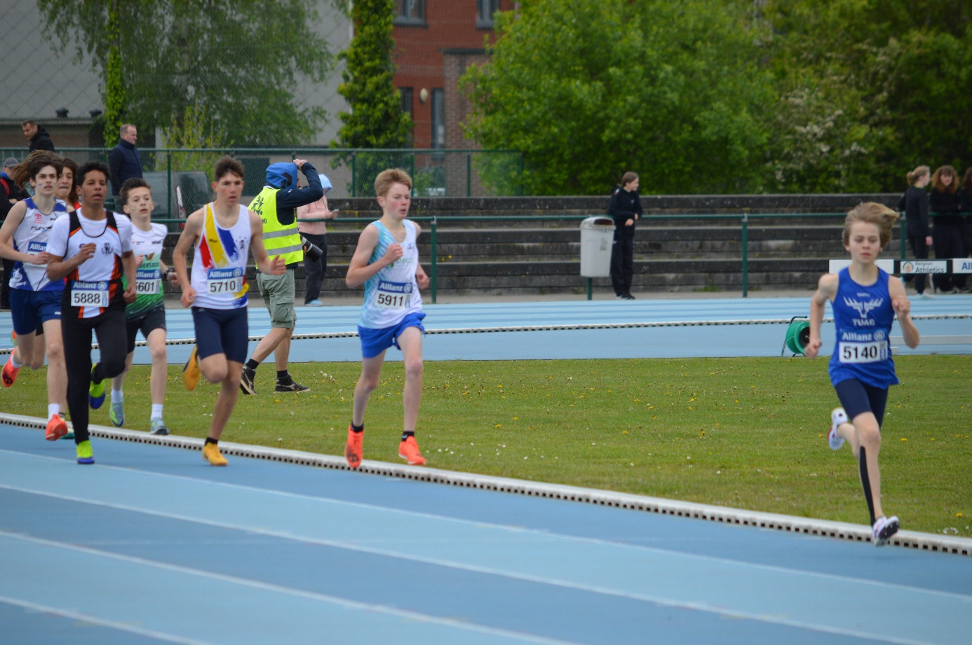 Afbeelding met sport, persoon, atletiek, buitenshuis

Automatisch gegenereerde beschrijving