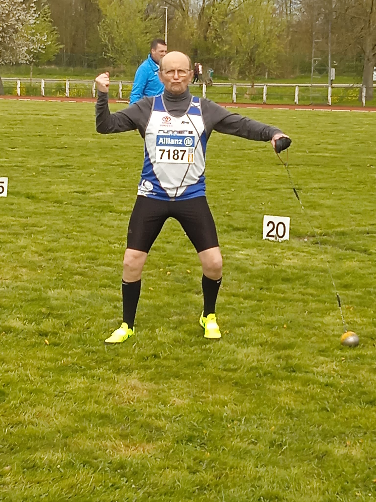 Kan een afbeelding zijn van 1 persoon, atletiek, gras en tekst