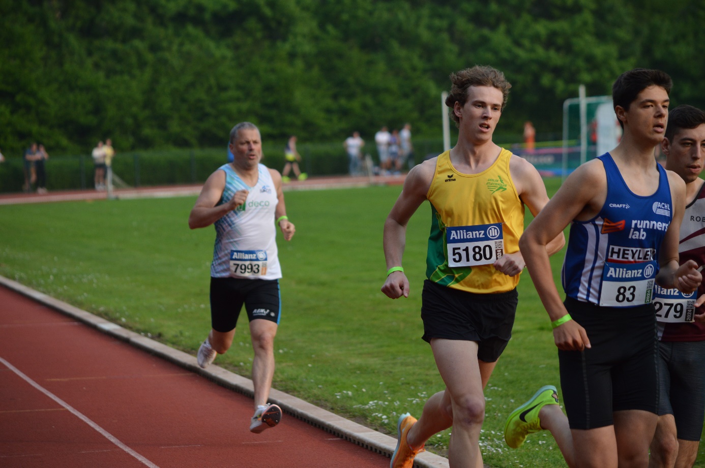 Afbeelding met atletiek, sport, buitenshuis, persoon

Automatisch gegenereerde beschrijving