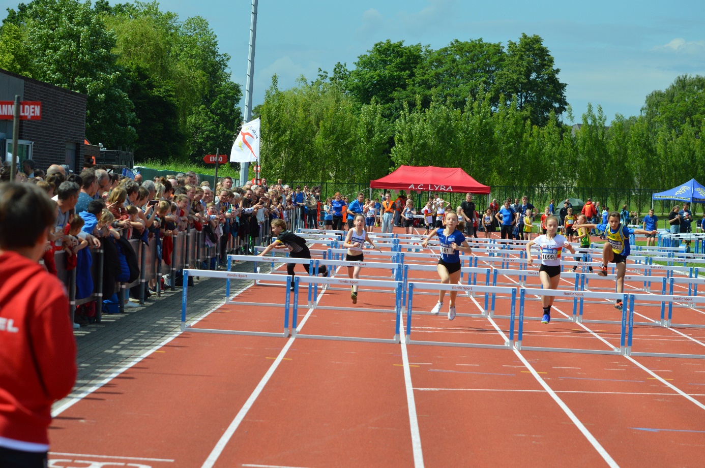 Afbeelding met atletiek, sport, persoon, buitenshuis

Automatisch gegenereerde beschrijving