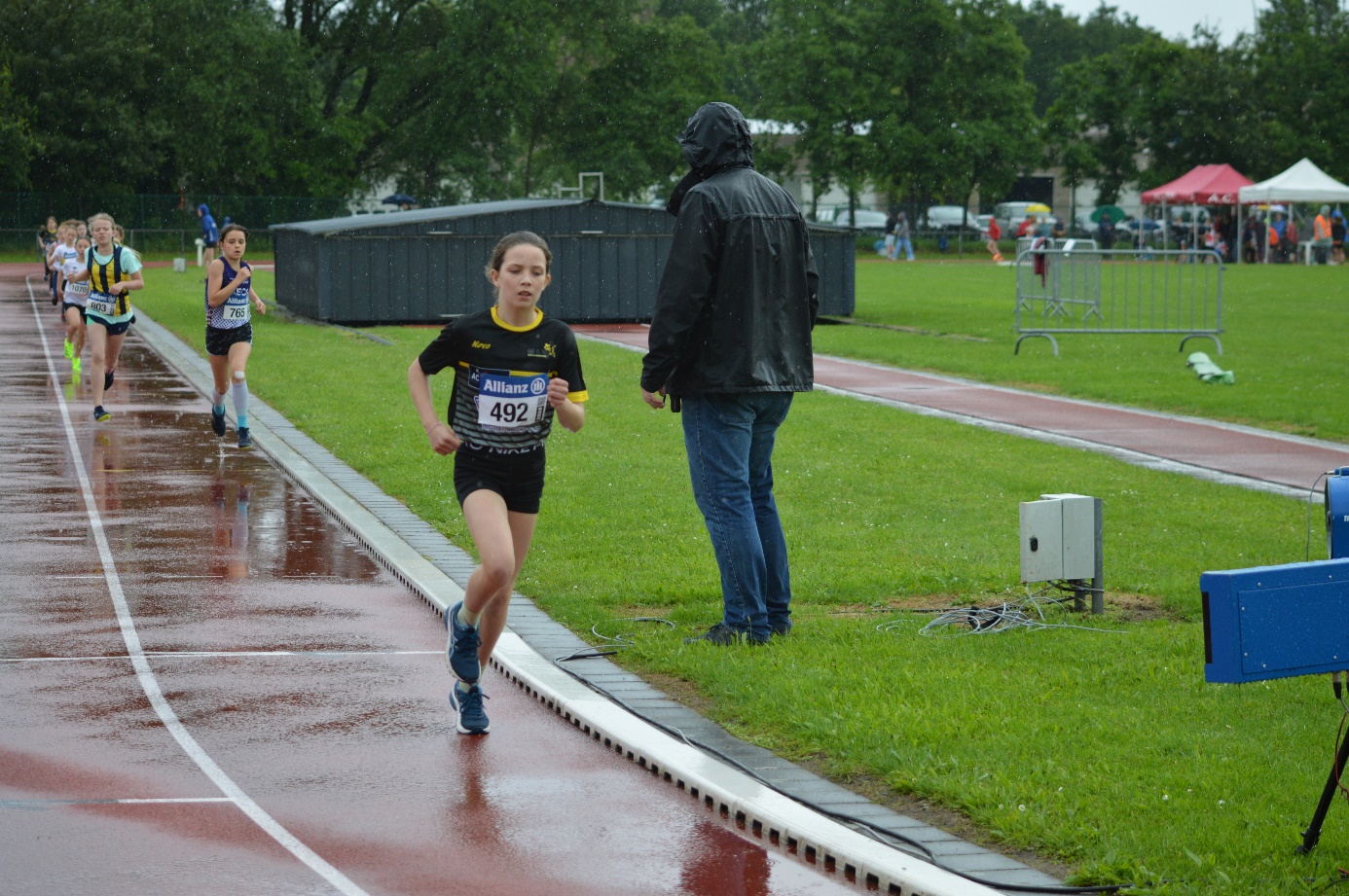 Afbeelding met buitenshuis, atletiek, gras, persoon

Automatisch gegenereerde beschrijving