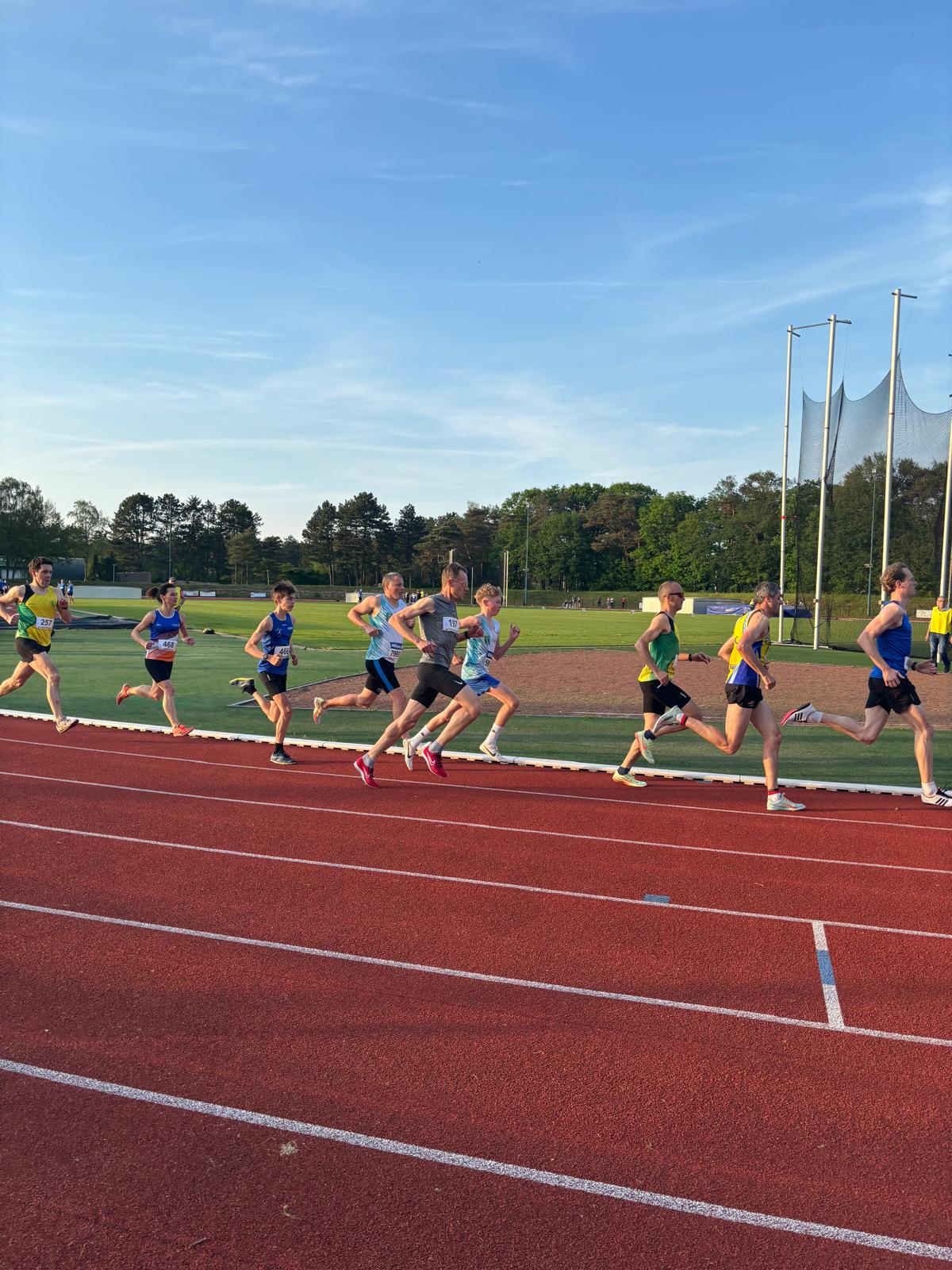 Afbeelding met buitenshuis, hemel, atletiek, sport

Automatisch gegenereerde beschrijving