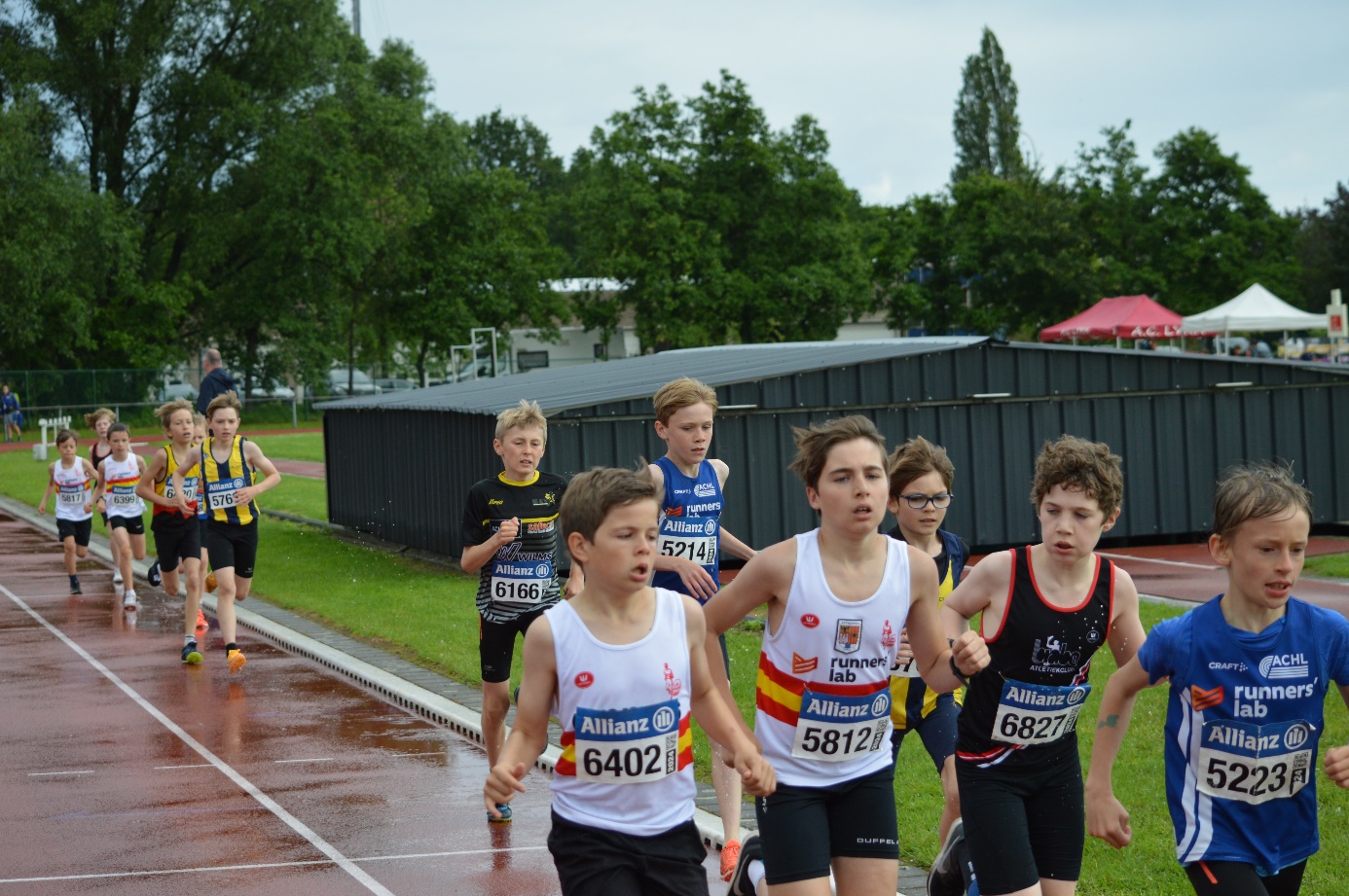 Afbeelding met buitenshuis, persoon, atletiek, sport

Automatisch gegenereerde beschrijving
