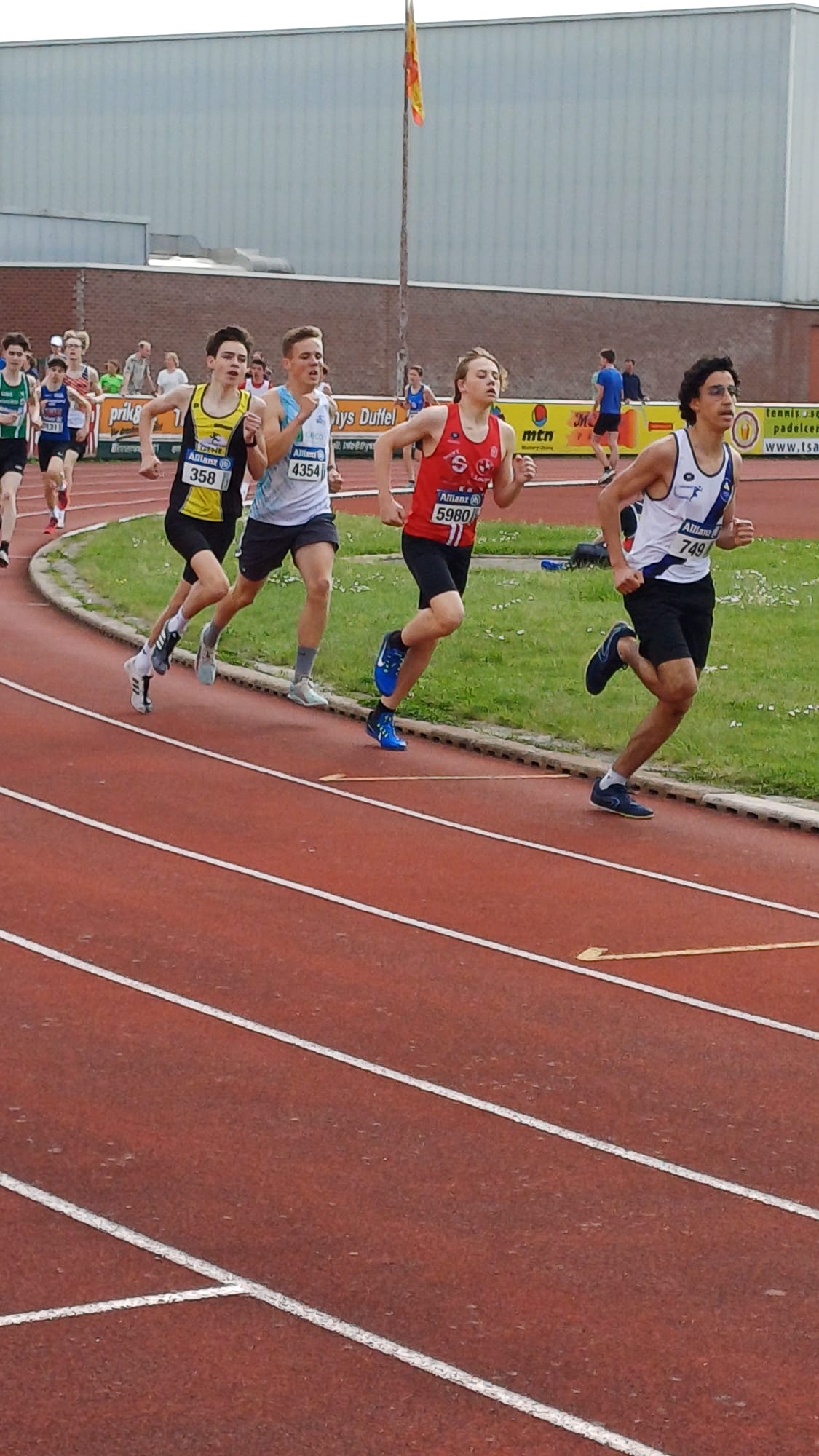 Afbeelding met buitenshuis, sport, atletiek, atleet

Automatisch gegenereerde beschrijving