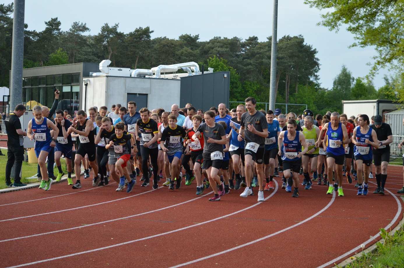 Afbeelding met buitenshuis, sport, atletiek, persoon

Automatisch gegenereerde beschrijving