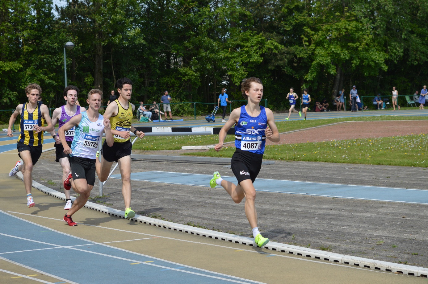 Afbeelding met buitenshuis, sport, atletiek, persoon

Automatisch gegenereerde beschrijving