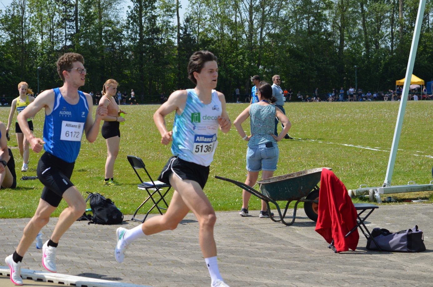 Afbeelding met buitenshuis, sport, persoon, atletiek

Automatisch gegenereerde beschrijving