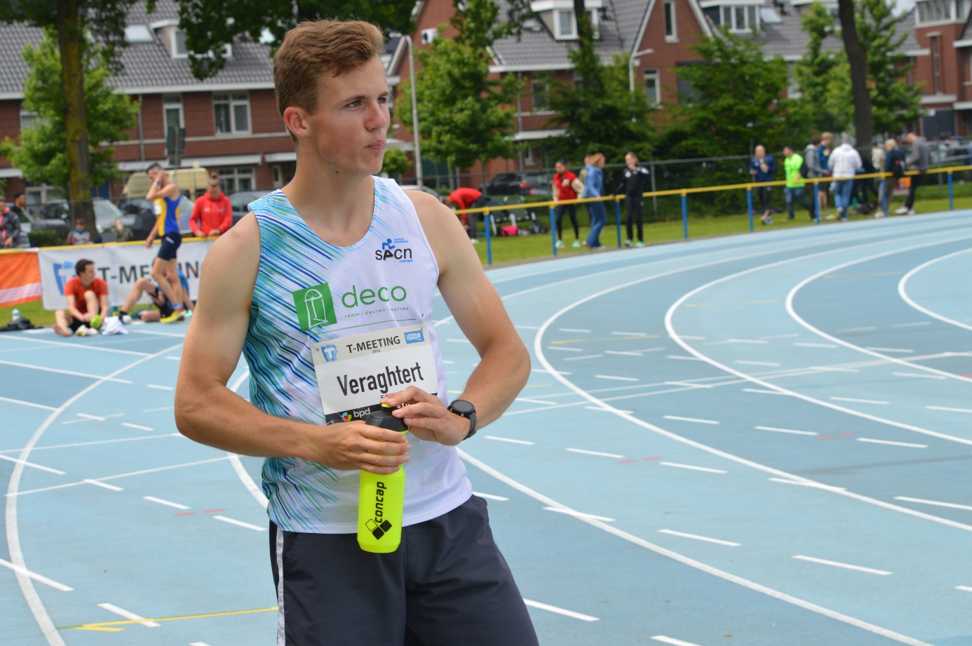 Afbeelding met persoon, buitenshuis, kleding, sport

Automatisch gegenereerde beschrijving