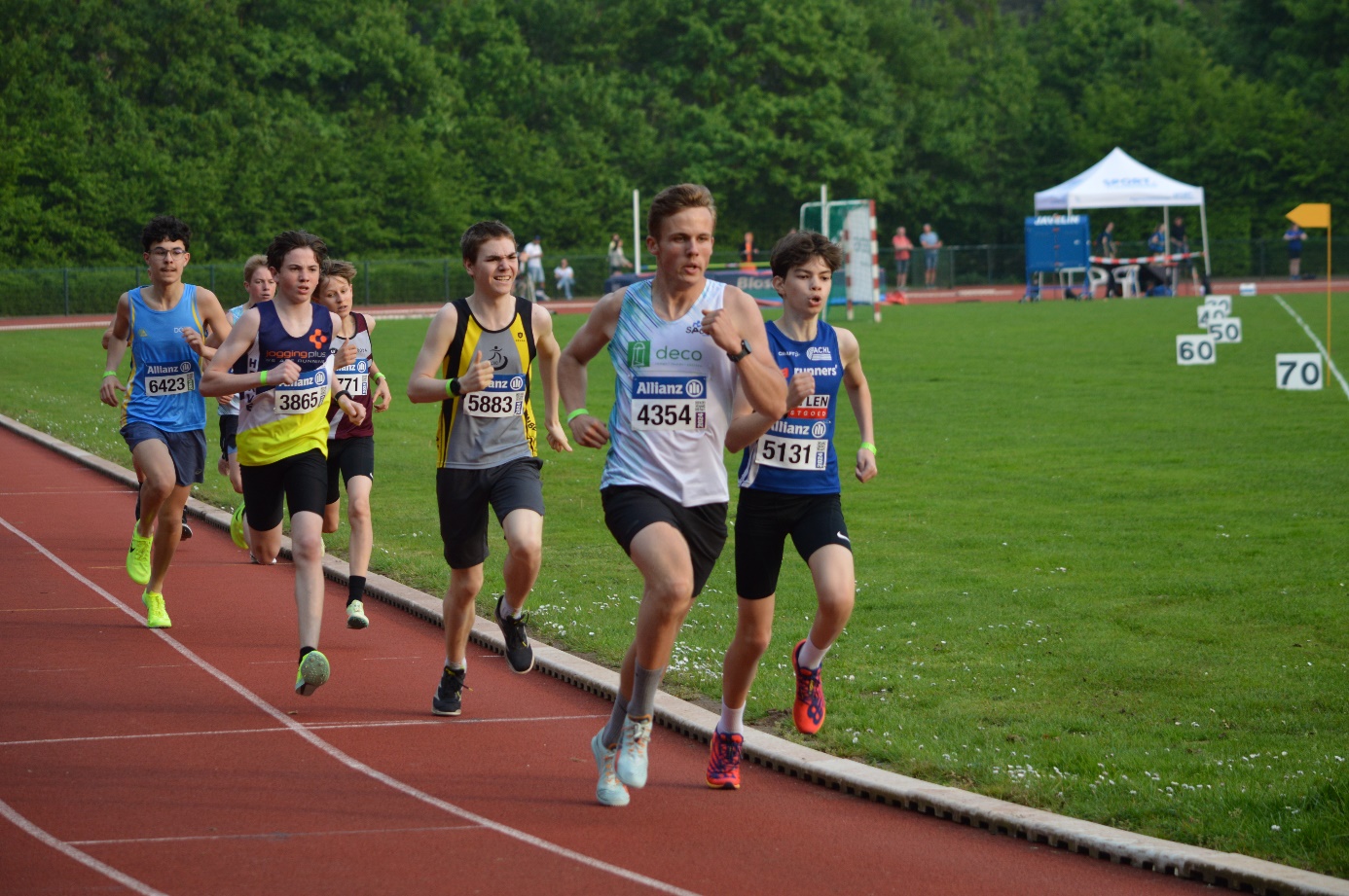 Afbeelding met sport, atletiek, buitenshuis, persoon

Automatisch gegenereerde beschrijving