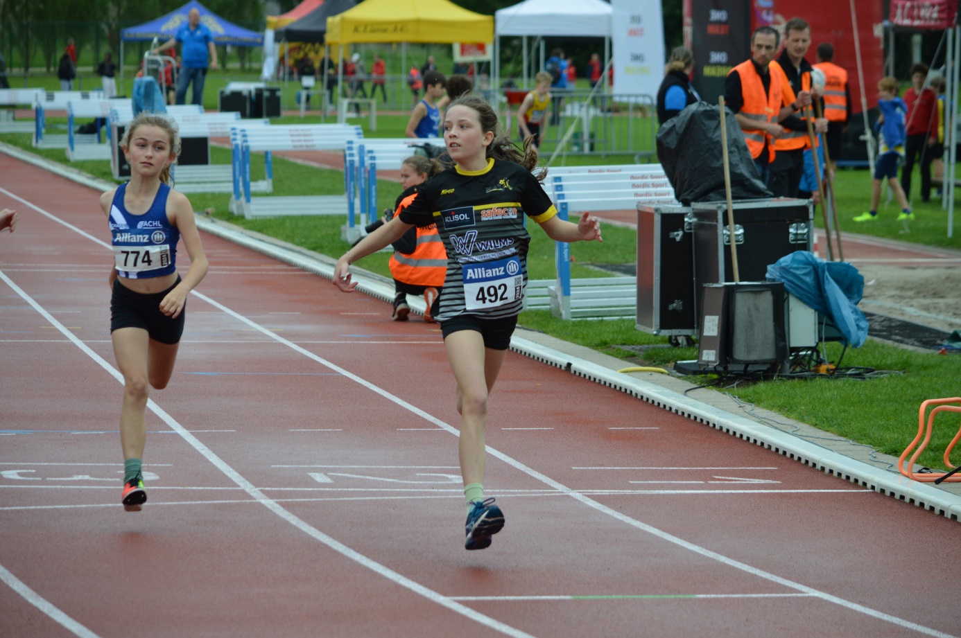 Afbeelding met sport, atletiek, persoon, buitenshuis

Automatisch gegenereerde beschrijving