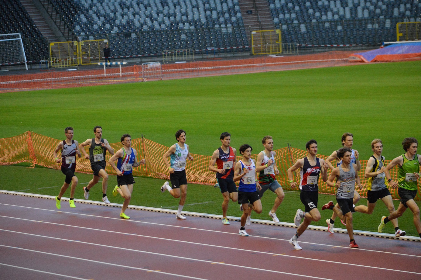 Afbeelding met sport, gras, atletiek, persoon

Automatisch gegenereerde beschrijving