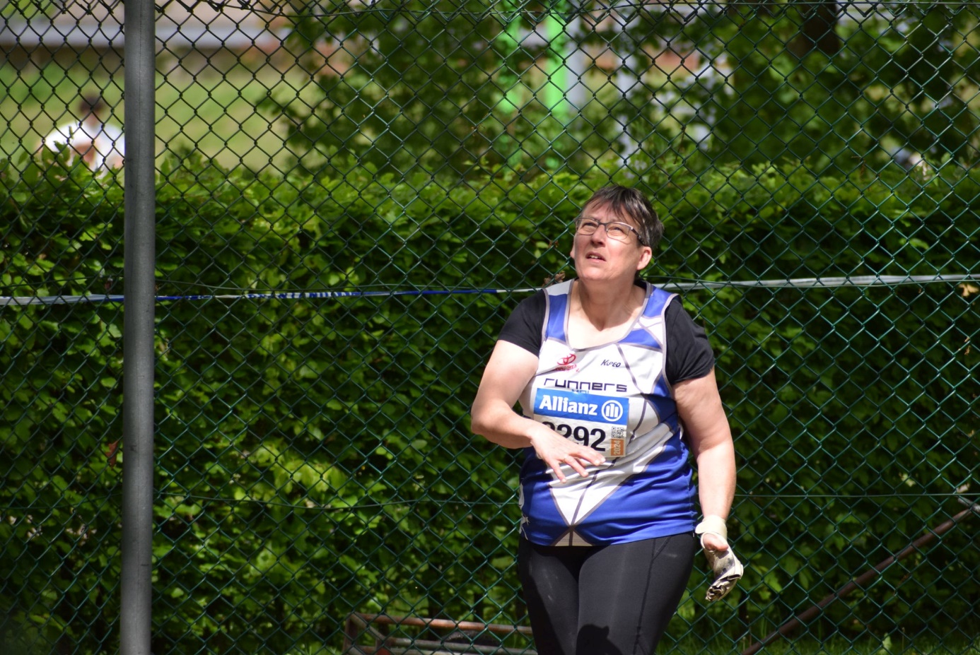 Kan een afbeelding zijn van 1 persoon, atletiek, gras en de tekst 'KiPeo rner Allianz 中 1092 결 CEPE'