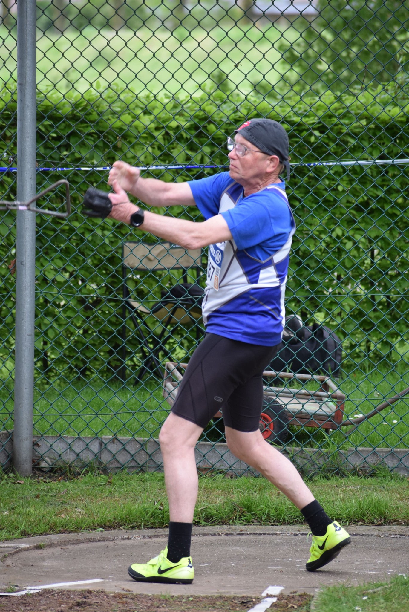 Kan een afbeelding zijn van 1 persoon, atletiek, tennissen en frisbee